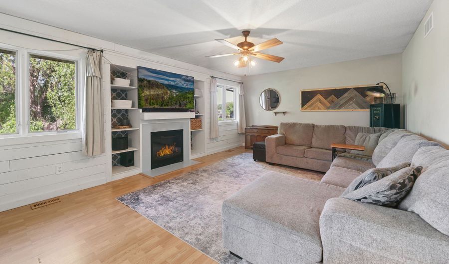 926 8th Ave NW, Altoona, IA 50009 - 3 Beds, 3 Bath