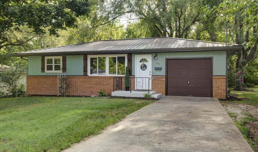 308 S Rinker Ave, Aurora, MO 65605 - 2 Beds, 1 Bath