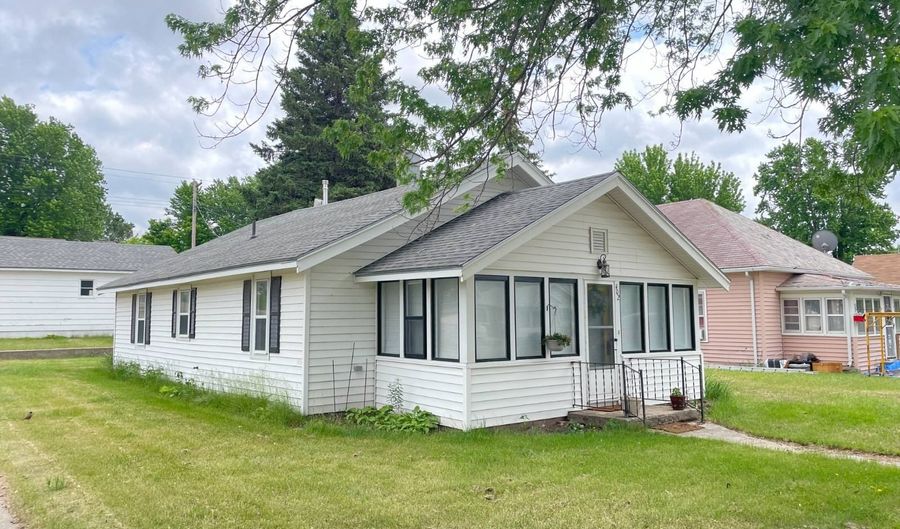 402 S Clark St, Bassett, NE 68714 - 2 Beds, 2 Bath