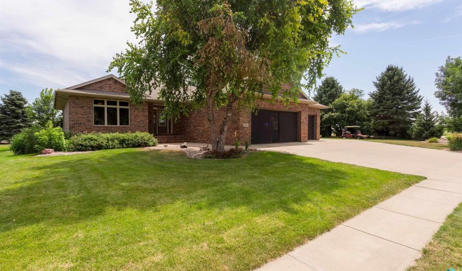 512 S Country Club Ave, Brandon, SD 57005 - 4 Beds, 4 Bath