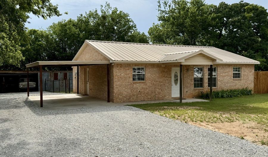 606 S Hubbard St, Alvord, TX 76225 - 3 Beds, 2 Bath