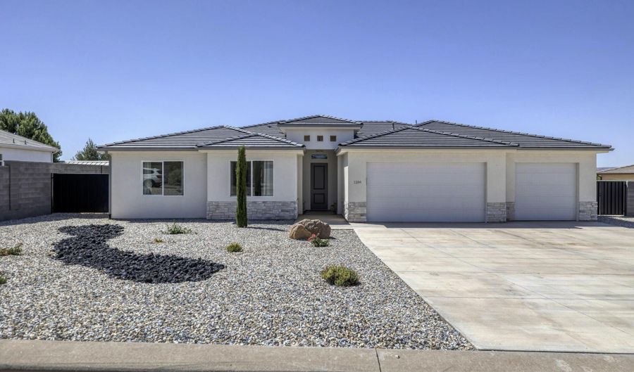 1184 E Big Pinion Ln, Apple Valley, UT 84737 - 5 Beds, 3 Bath