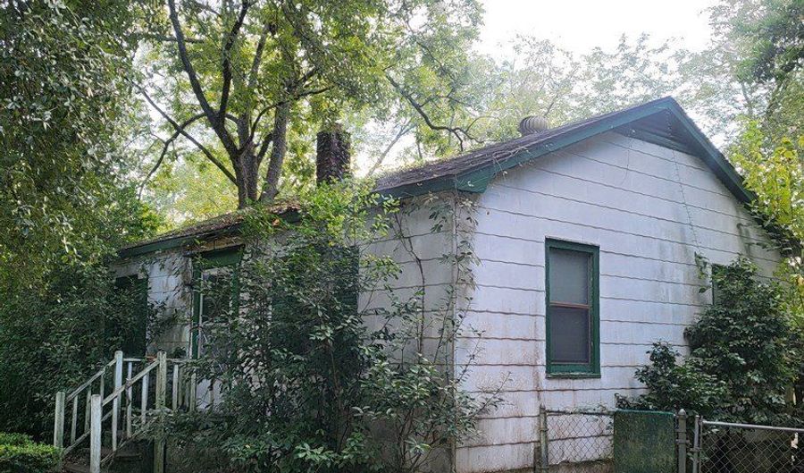 205 Collins St, Albany, GA 31705 - 3 Beds, 1 Bath