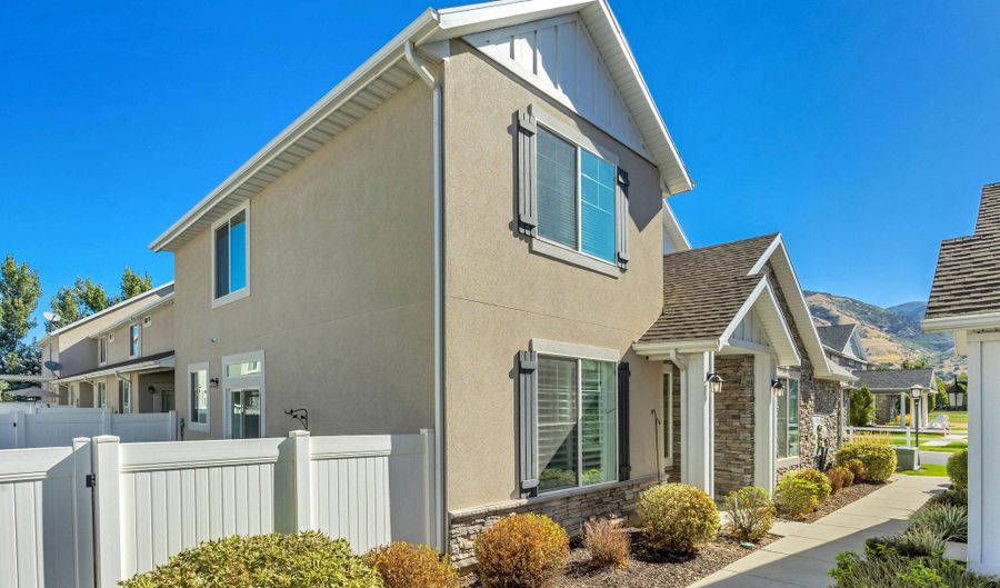 296 S 600 W, Centerville, UT 84014 - 3 Beds, 3 Bath