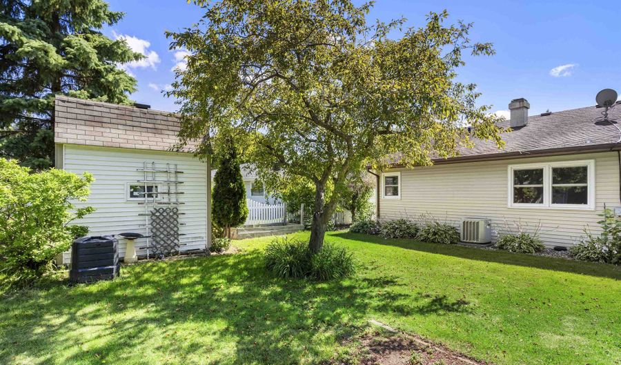 2407 S SCHAEFER St, Appleton, WI 54915 - 2 Beds, 1 Bath