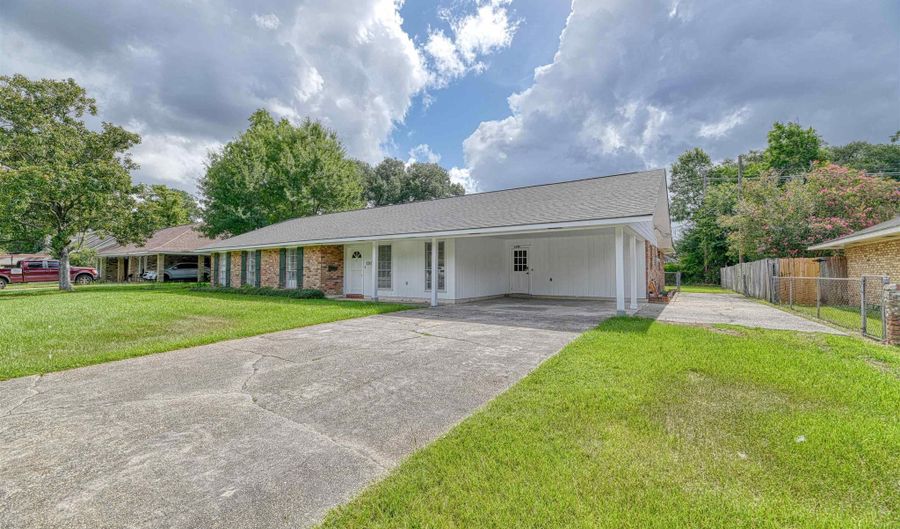 1347 Sherwood Forest Blvd, Baton Rouge, LA 70815 - 5 Beds, 3 Bath