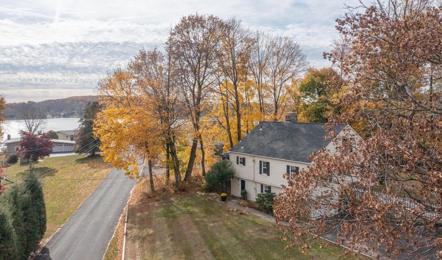 8 Lakeview Rd, Brookfield, CT 06804 - 4 Beds, 3 Bath