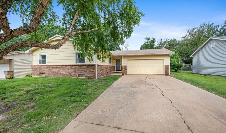 4015 Clarendon St, Bel Aire, KS 67220 - 3 Beds, 2 Bath
