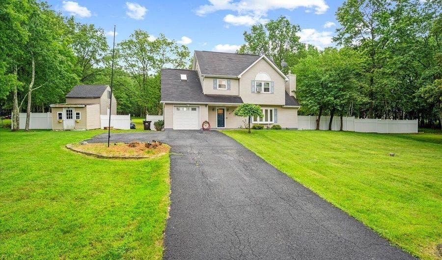 2136 Palisades Dr, Blakeslee, PA 18610 - 4 Beds, 3 Bath