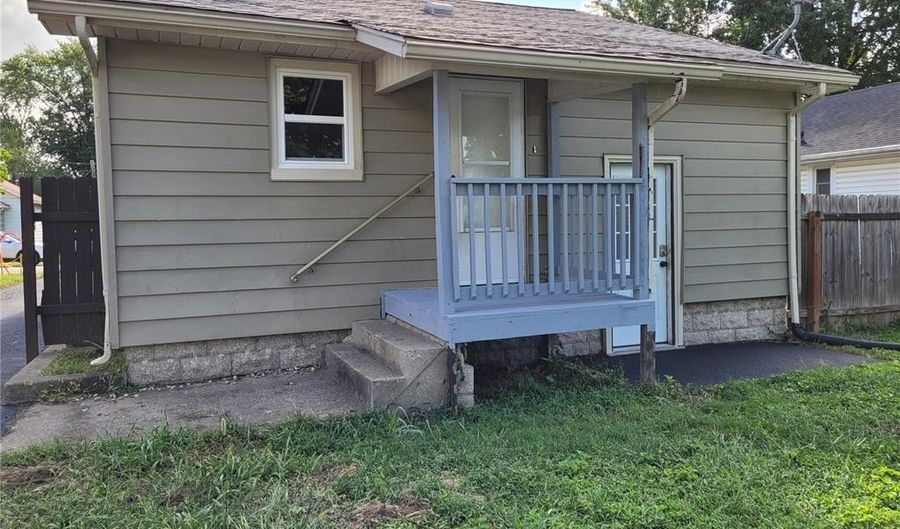 202 Wisconsin Ave, Alton, IL 62002 - 2 Beds, 1 Bath