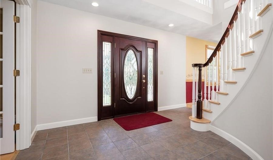 825 Woonsocket Hl, North Smithfield, RI 02896 - 3 Beds, 3 Bath