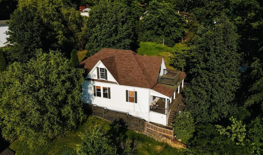 18 Madison St, Beattyville, KY 41311 - 4 Beds, 3 Bath