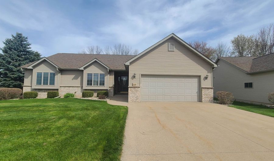 69 PENBROOK Cir, Appleton, WI 54913 - 2 Beds, 4 Bath