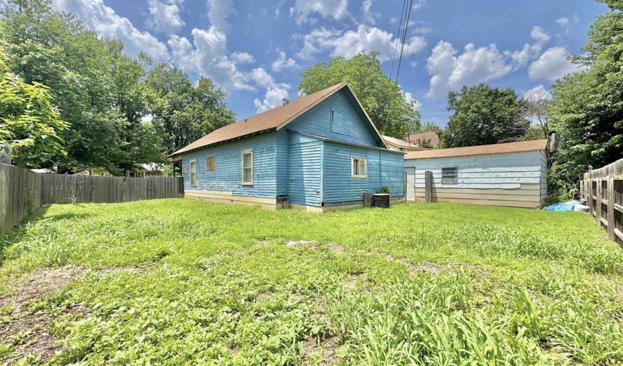 1020 N 1st St, Arkansas City, KS 67005 - 2 Beds, 1 Bath