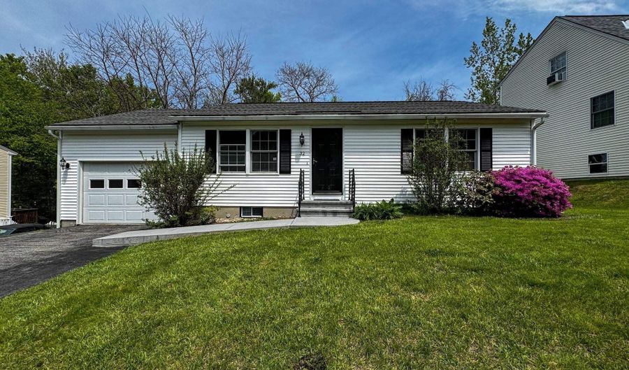 32 Albe Dr, Bennington, VT 05201 - 2 Beds, 1 Bath