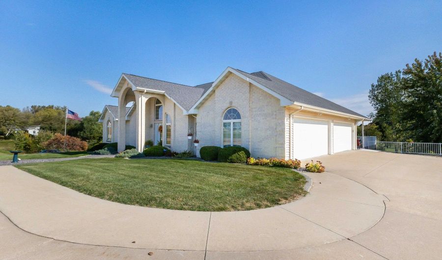 2182 Seippel Rd, Asbury, IA 52002 - 5 Beds, 3 Bath