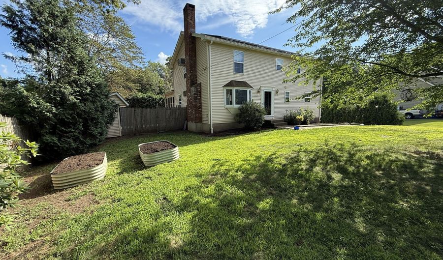 7 School St, Burlington, CT 06013 - 4 Beds, 3 Bath