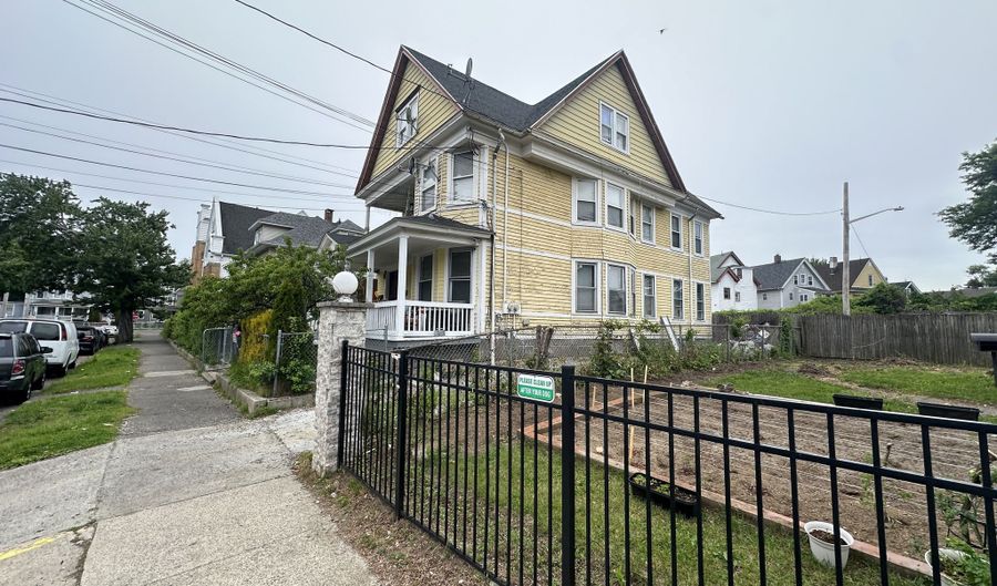 392 Laurel Ave, Bridgeport, CT 06605 - 6 Beds, 3 Bath