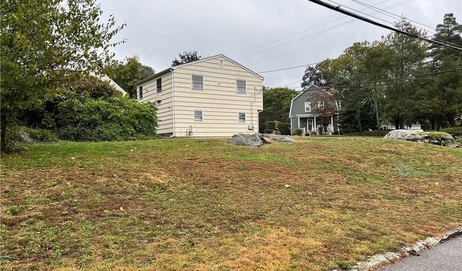 2 Cobble Hill Rd, Lincoln, RI 02865 - 3 Beds, 2 Bath