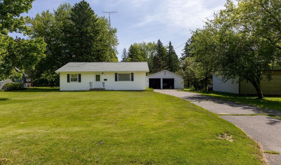 627 DERESCH St, Antigo, WI 54409 - 2 Beds, 2 Bath