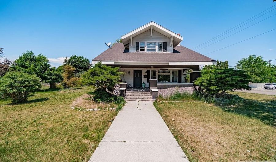 221 S Pine St, Blackfoot, ID 83211 - 6 Beds, 3 Bath