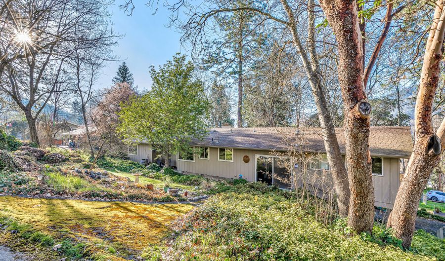 484 7th Ave, Gold Hill, OR 97525 - 3 Beds, 2 Bath