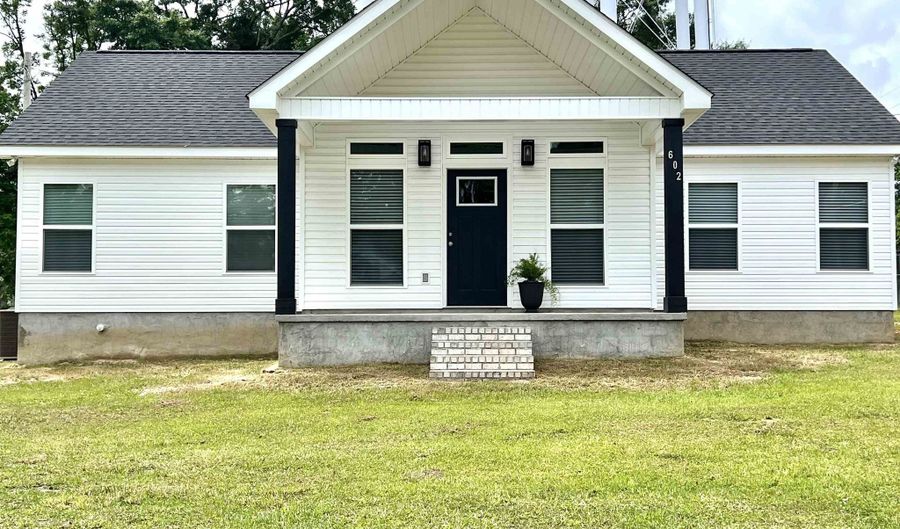 602 Montgomery St, Andalusia, AL 36420 - 2 Beds, 2 Bath