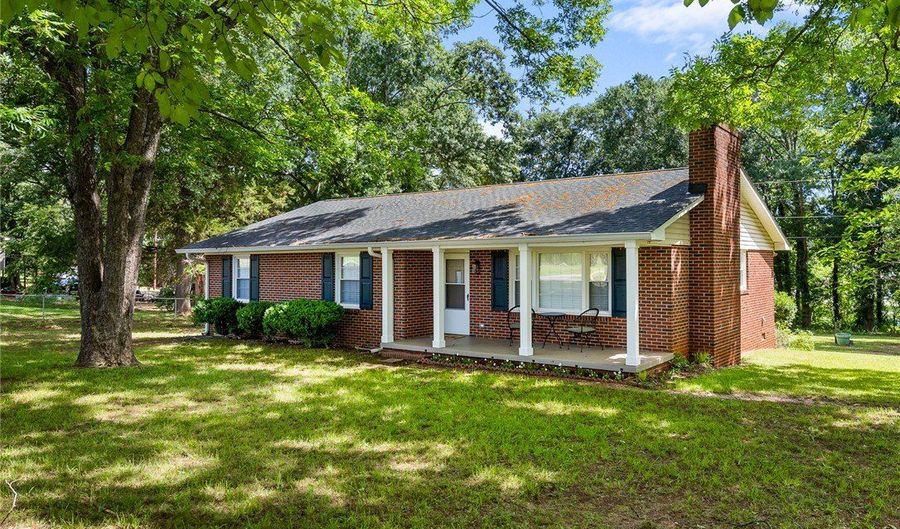 411 Jasmin Dr, Anderson, SC 29626 - 3 Beds, 2 Bath