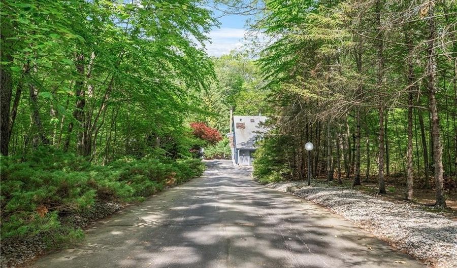 24 Lincoln Dr, North Smithfield, RI 02896 - 3 Beds, 3 Bath