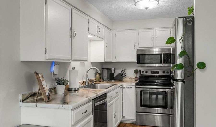 7803 Glenda Ct, Apple Valley, MN 55124 - 2 Beds, 2 Bath