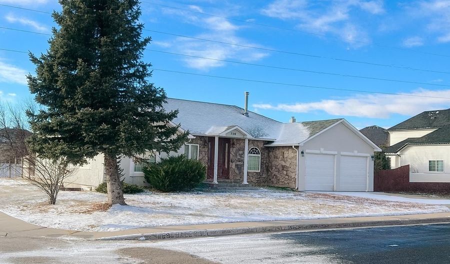 739 W DALE Blvd, Cheyenne, WY 82009 - 6 Beds, 3 Bath