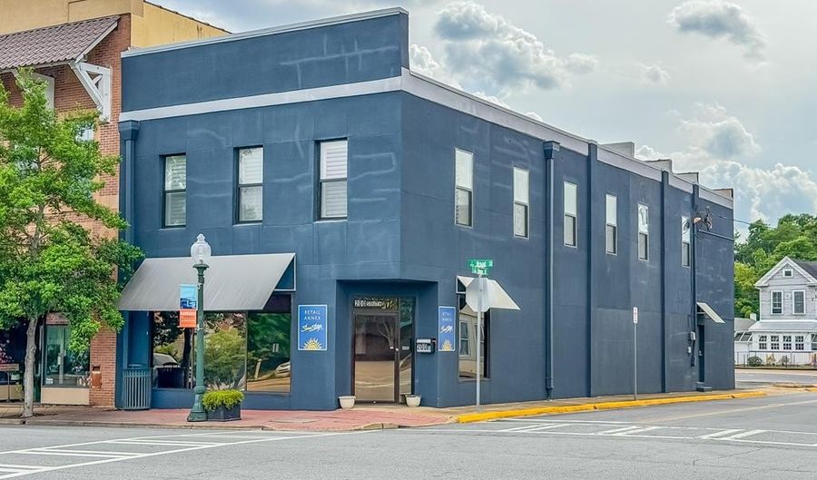 200 S Broad St, Bainbridge, GA 39817 - 3 Beds, 3 Bath