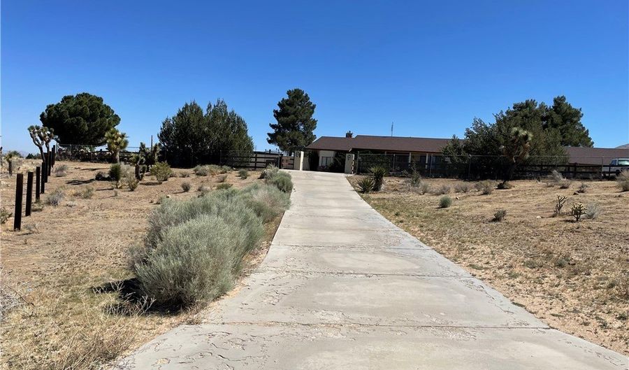 19574 Happy Vly, Apple Valley, CA 92308 - 4 Beds, 4 Bath