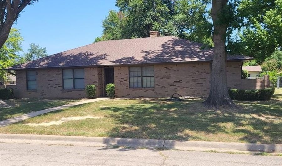 1429 Live Oak St, Sulphur Springs, TX 75482 - 3 Beds, 2 Bath