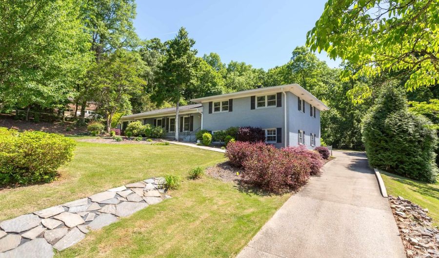 605 CRESTVIEW Rd, Anniston, AL 36207 - 5 Beds, 4 Bath