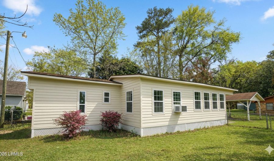 104 Castle Rock Rd, Beaufort, SC 29906 - 2 Beds, 2 Bath