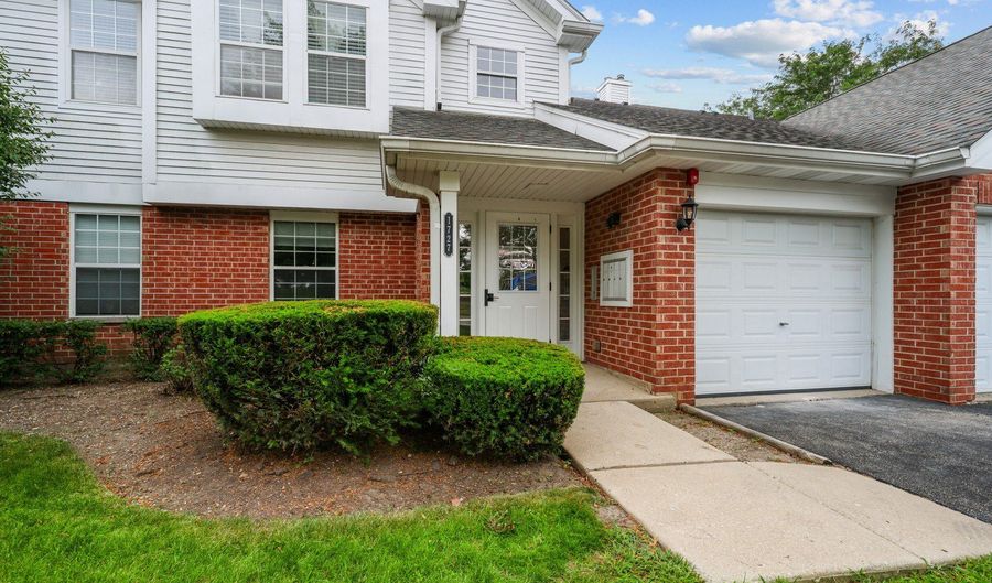 1727 W Hawkes St 8, Arlington Heights, IL 60004 - 2 Beds, 2 Bath
