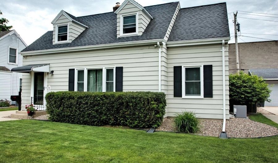621 N LINWOOD Ave, Appleton, WI 54914 - 3 Beds, 2 Bath