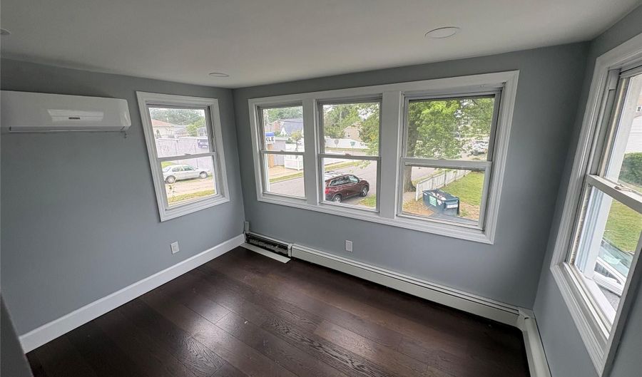 100 Merrick Rd, Amityville, NY 11701 - 2 Beds, 1 Bath