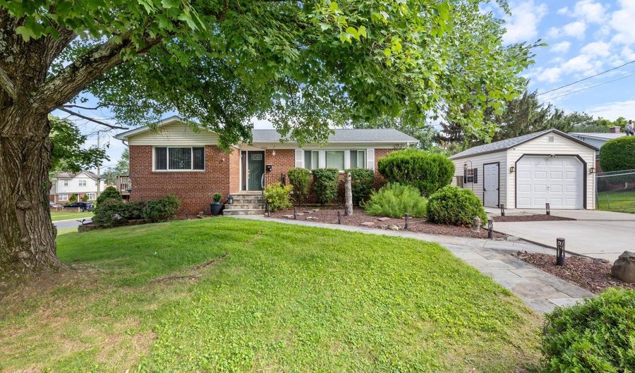 13700 FRANKFORT Ct, Rockville, MD 20853 - 4 Beds, 4 Bath