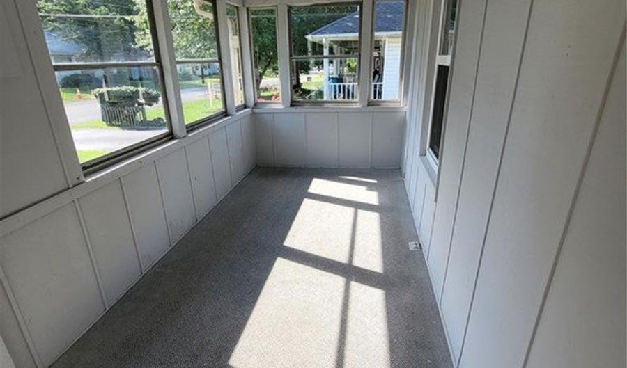 202 Wisconsin Ave, Alton, IL 62002 - 2 Beds, 1 Bath