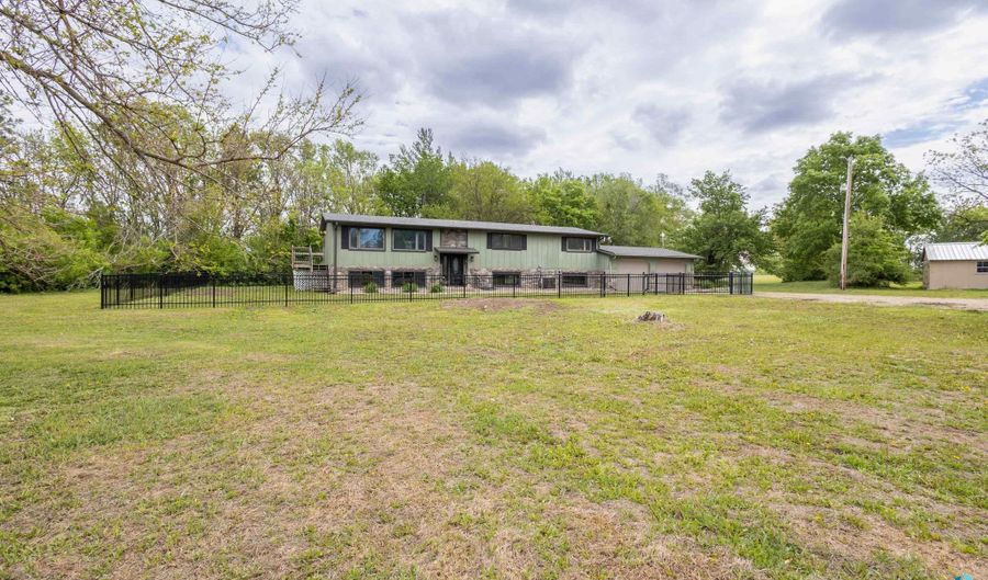 29594 472nd Ave, Beresford, SD 57004 - 3 Beds, 2 Bath