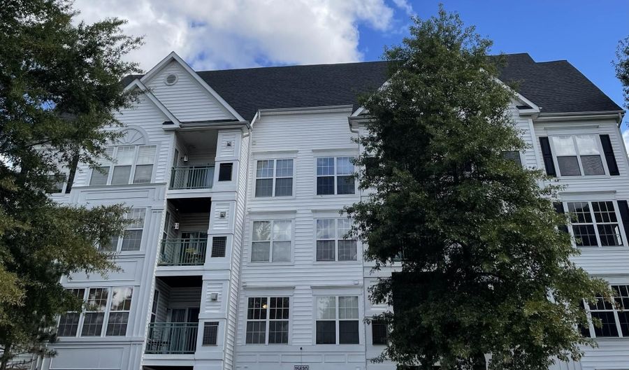 15620 EVERGLADE Ln 302, Bowie, MD 20716 - 2 Beds, 2 Bath