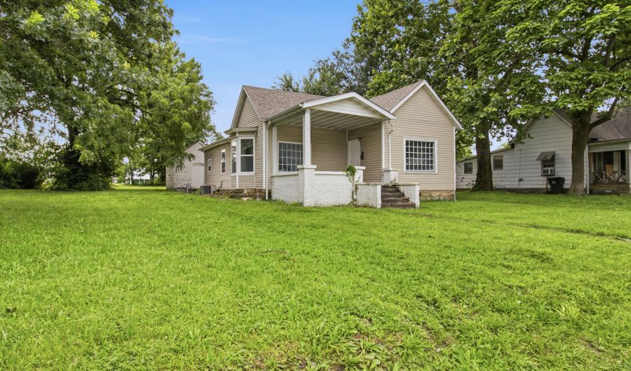114 E College St, Aurora, MO 65605 - 3 Beds, 1 Bath