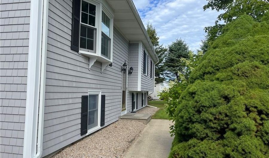 14 Davisville Ln, Narragansett, RI 02882 - 5 Beds, 3 Bath