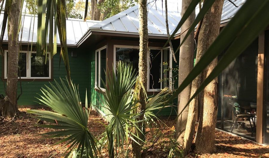 123 Ave L, Apalachicola, FL 32320 - 2 Beds, 1 Bath