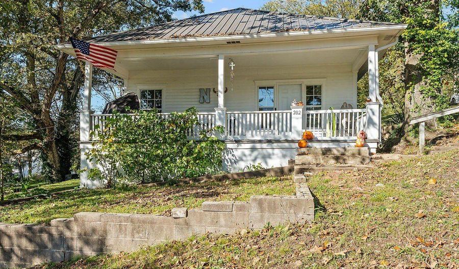 202 Oak St, Anderson, MO 64831 - 2 Beds, 1 Bath