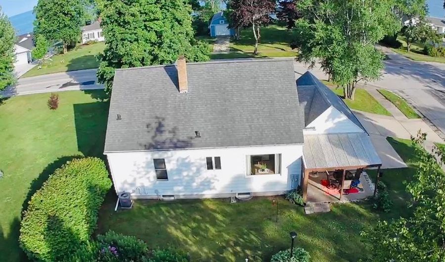 305 Lakeview Dr, Algoma, WI 54201 - 3 Beds, 1 Bath