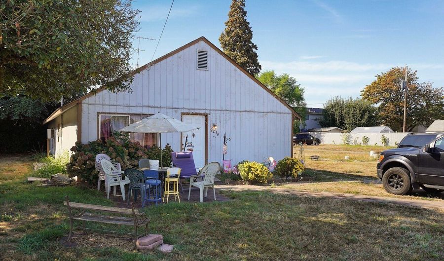 2240 FERRY St, Albany, OR 97322 - 3 Beds, 1 Bath