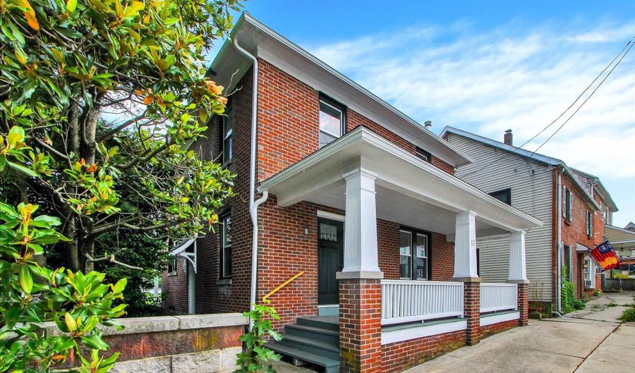 13 E KING St, Abbottstown, PA 17301 - 3 Beds, 2 Bath
